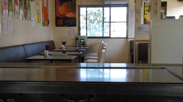 厨房から見た店内